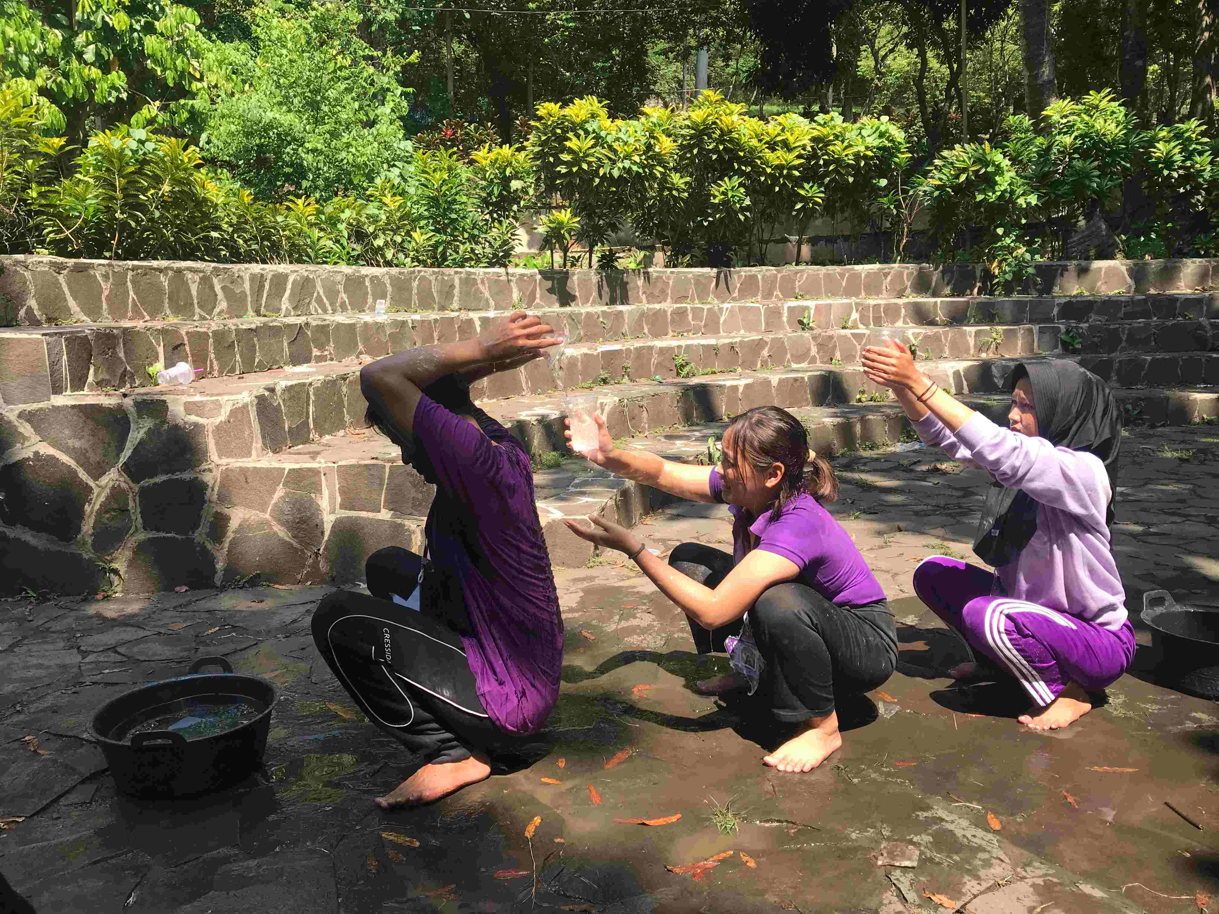 Dinamika Kelompok Pos 5 - water estafet